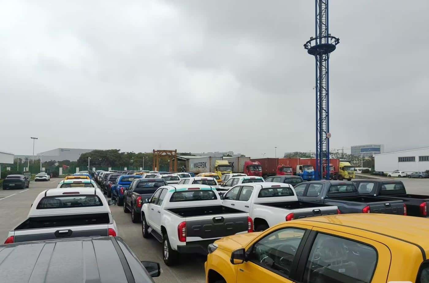 Véhicules d'export alignés au port avant chargement